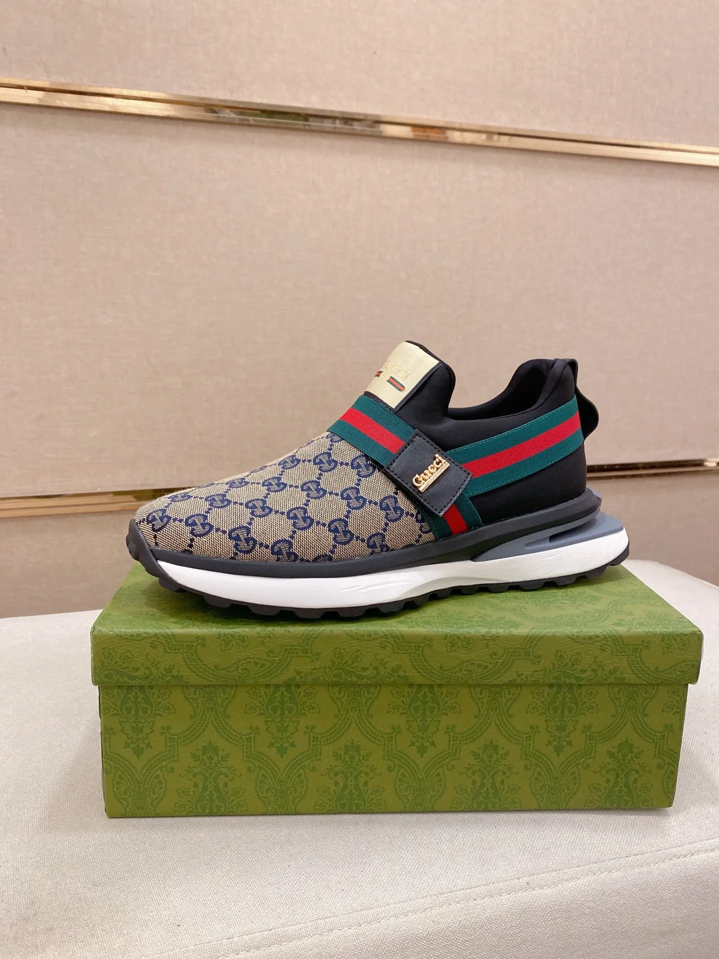 Factory price: 462💰 (GUCCI) The latest 🎁🎁casual and fashionable men's shoes👟 from the official website, hot style 💥 style is simple and elegant, exclusive for trendy men. Unique latest brand elements from the official website 👑original decoration, fashionable and generous, original fabric ✅breathable stretch cloth lining, official website designated wear-resistant casual outsole, classic model taken at the counter in kind🎬38-44 (45 is not returnable and non-refundable)